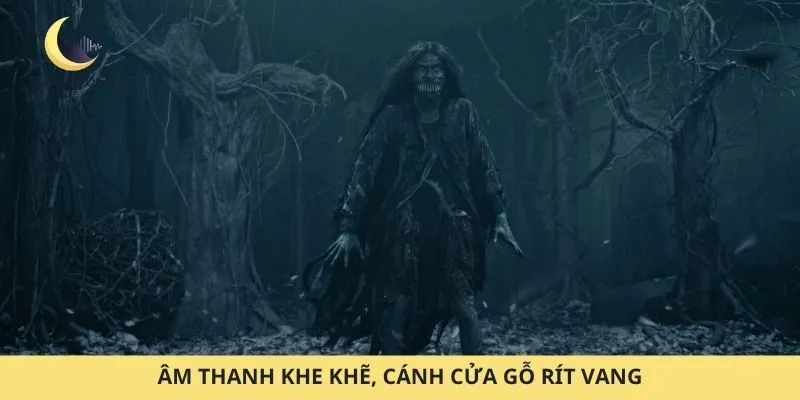 Âm thanh khe khẽ, cánh cửa gỗ rít vang