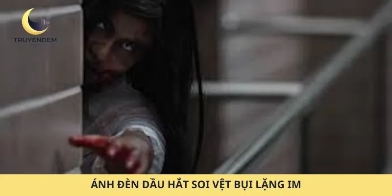 Ánh đèn dầu hắt soi vệt bụi lặng im