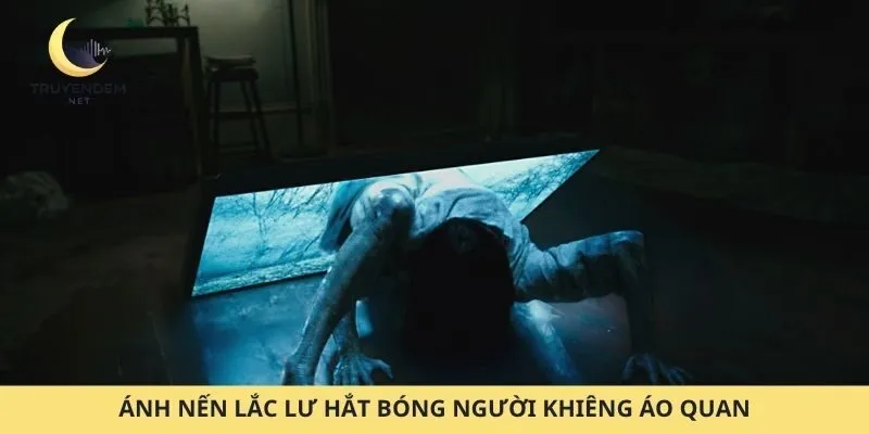 Ánh nến lắc lư hắt bóng người khiêng áo quan