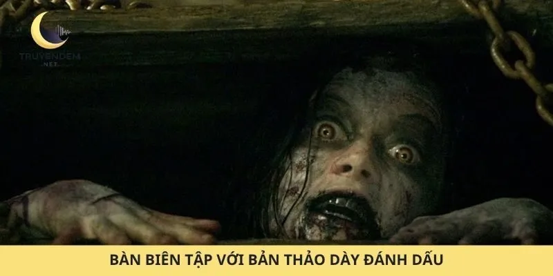 Bàn biên tập với bản thảo dày đánh dấu