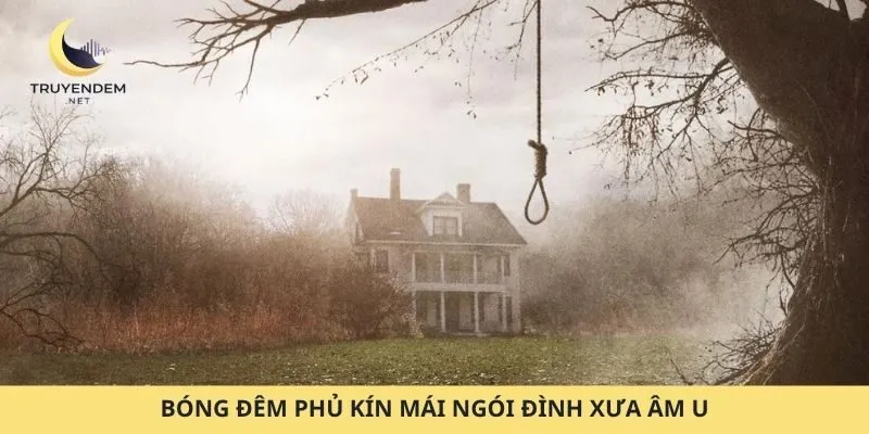 Bóng đêm phủ kín mái ngói đình xưa âm u