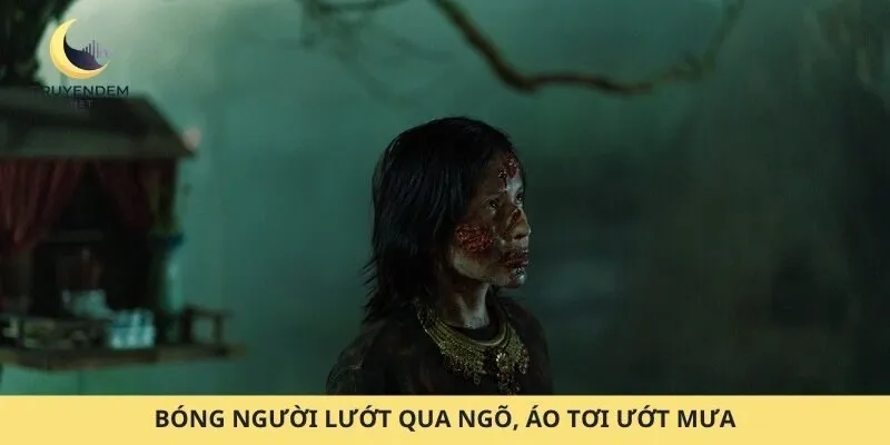 Bóng người lướt qua ngõ, áo tơi ướt mưa