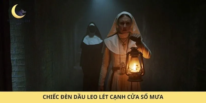 Chiếc đèn dầu leo lét cạnh cửa sổ mưa