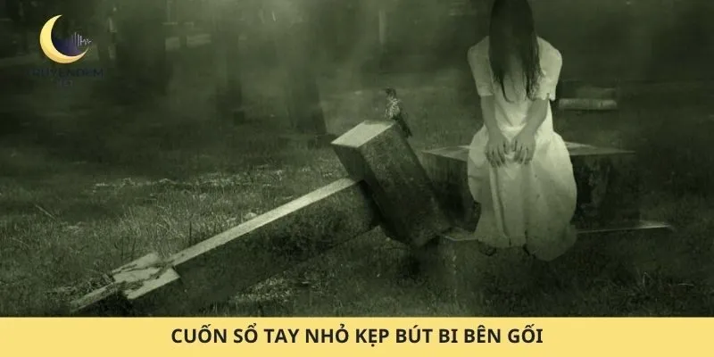 Cuốn sổ tay nhỏ kẹp bút bi bên gối
