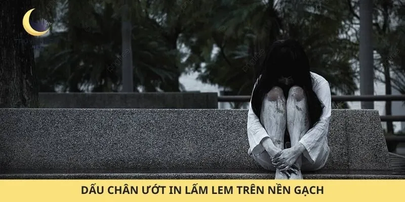 Dấu chân ướt in lấm lem trên nền gạch