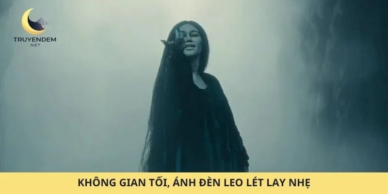 Không gian tối, ánh đèn leo lét lay nhẹ