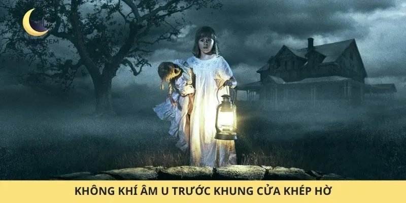 Không khí âm u trước khung cửa khép hờ