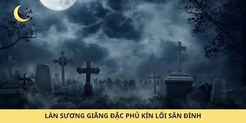 Làn sương giăng đặc phủ kín lối sân đình