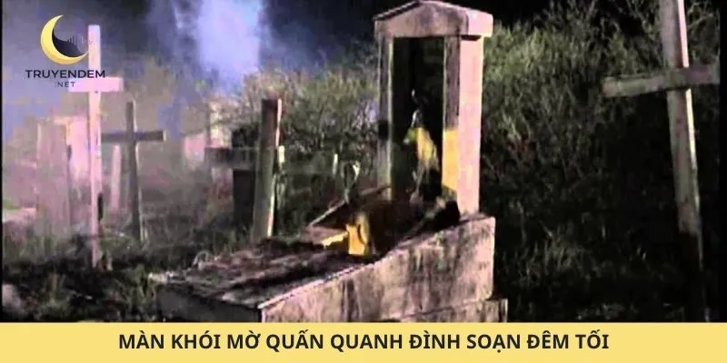 Màn khói mờ quấn quanh Đình Soạn đêm tối