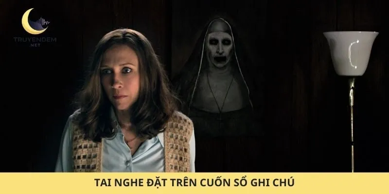 Tai nghe đặt trên cuốn sổ ghi chú