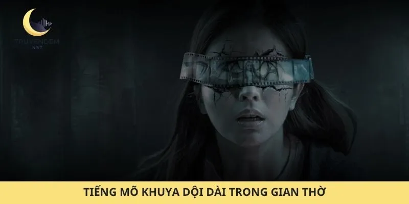 Tiếng mõ khuya dội dài trong gian thờ